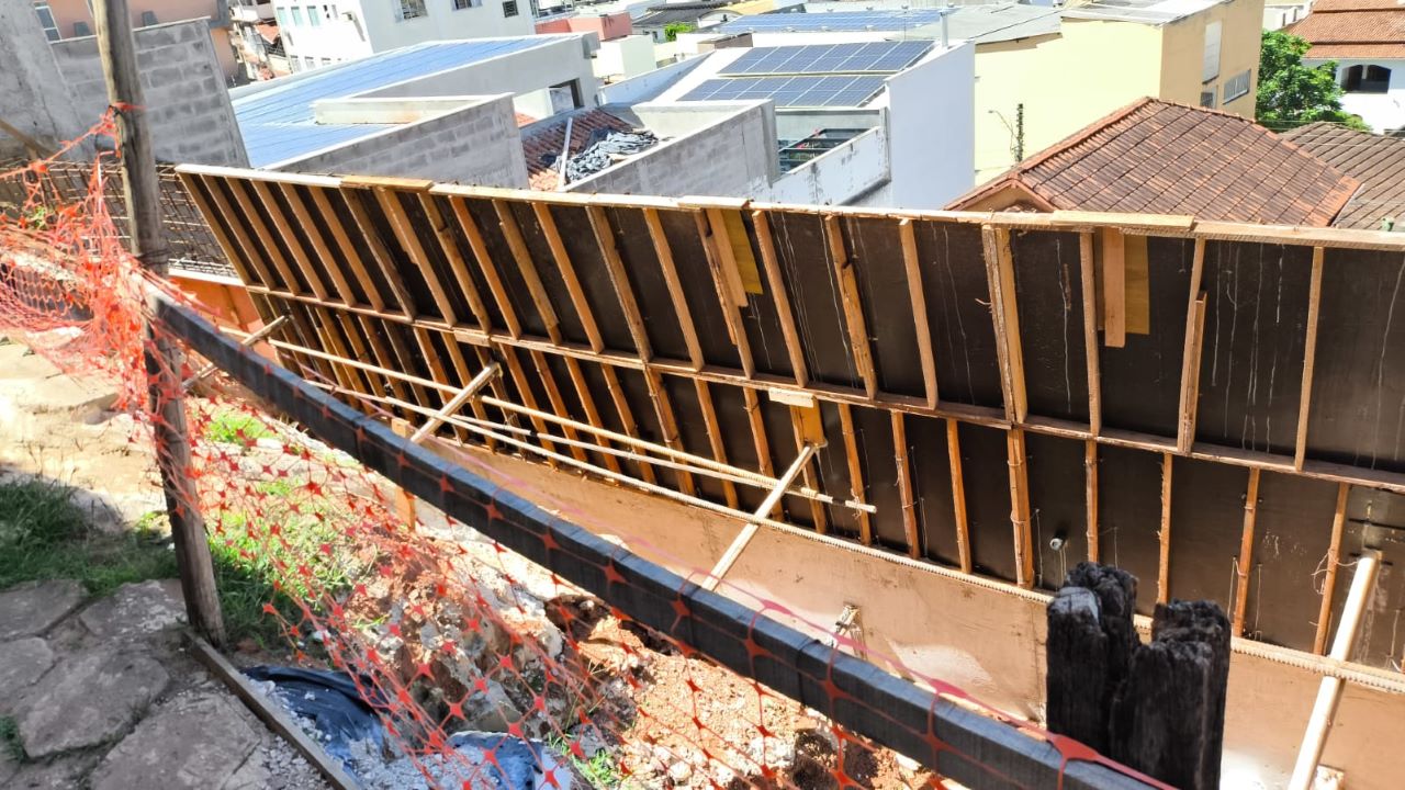 Contenção de encosta na rua Luiz Canalli Filho, bairro Nossa Senhora Aparecida, Colatina/ES.